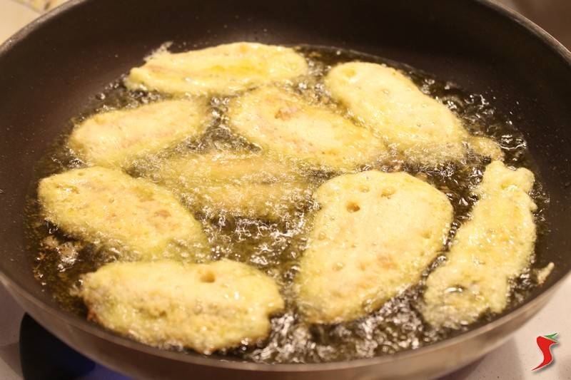 Step 5: Ripassate tutte le alici imbottite in un uovo sbattuto e poi nella farina prima di metterle a friggere in un padella con olio preriscaldato fino a quando non si ottiene una buona doratura.